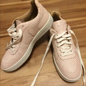 Veja v-10 nude bastille